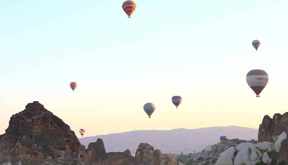 Kapadokya'da balonlar gökyüzünü yeniden renklendirdi