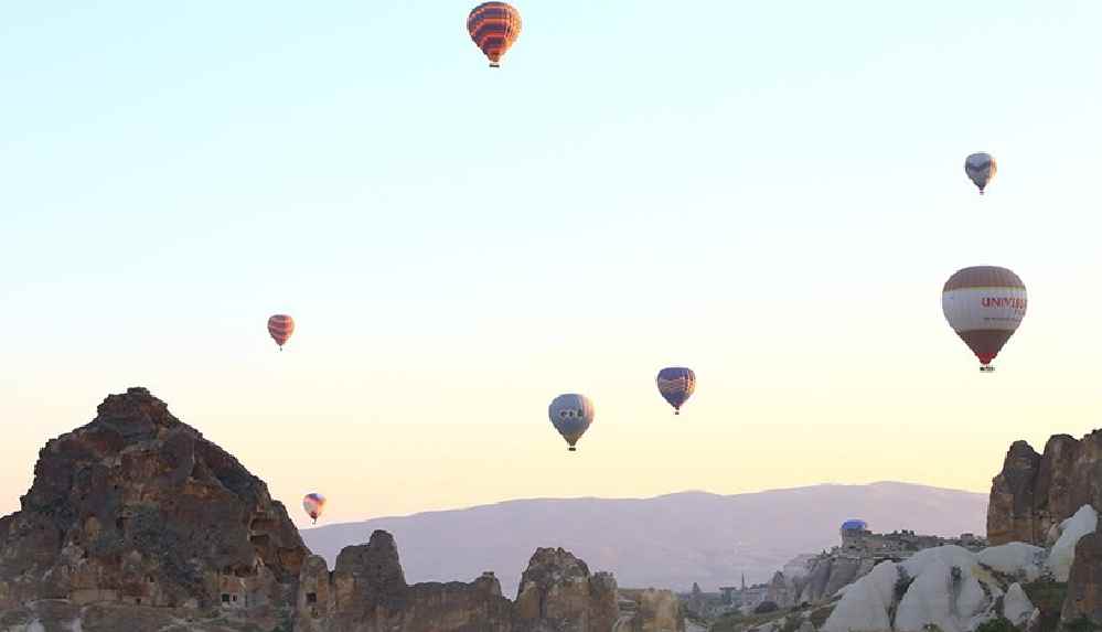 Kapadokya'da balonlar gökyüzünü yeniden renklendirdi