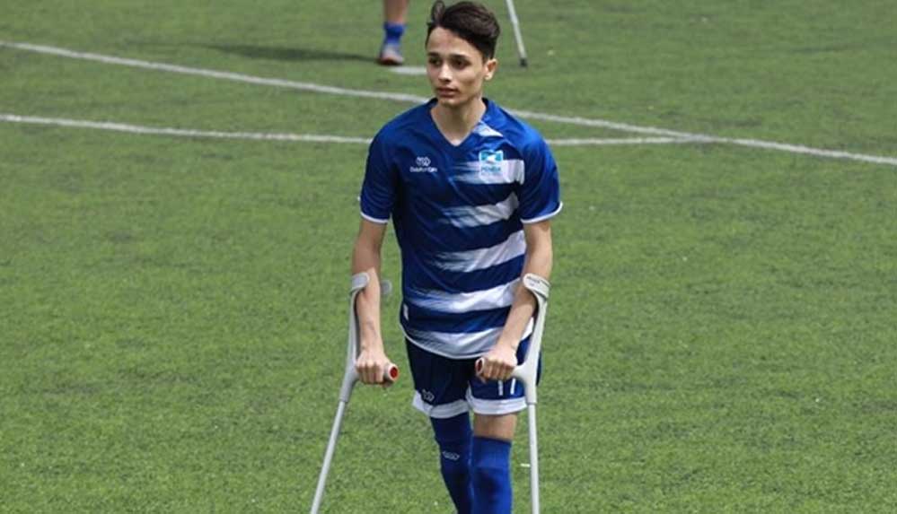 Kaybettiği ayağına rağmen futbol tutkusundan vazgeçmedi