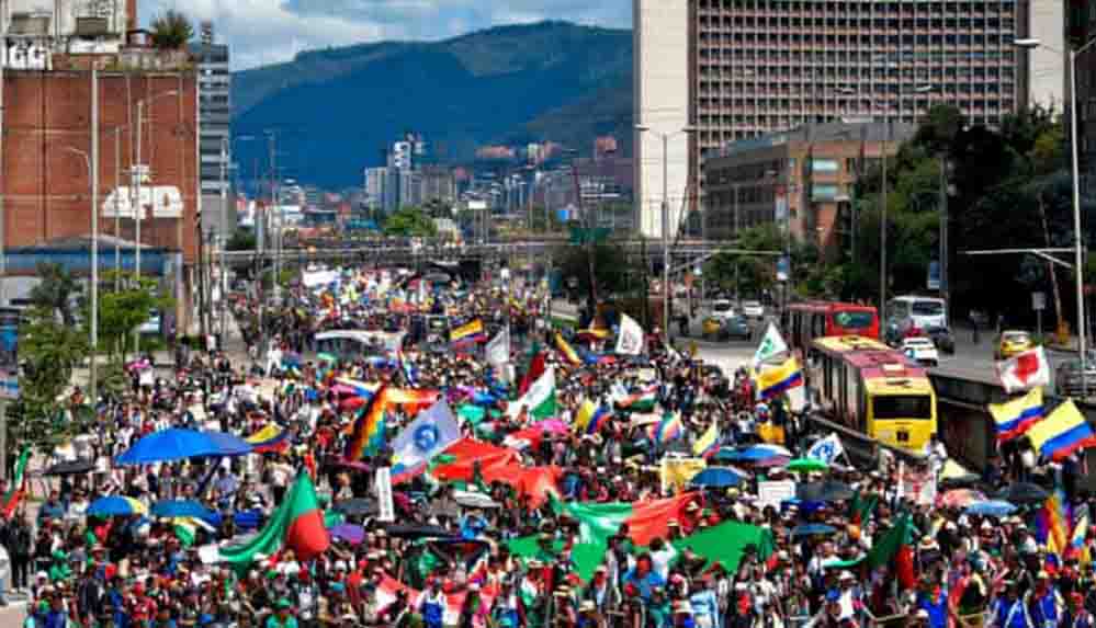 Kolombiya’da halk protestoların bitmesi için sokaklara döküldü