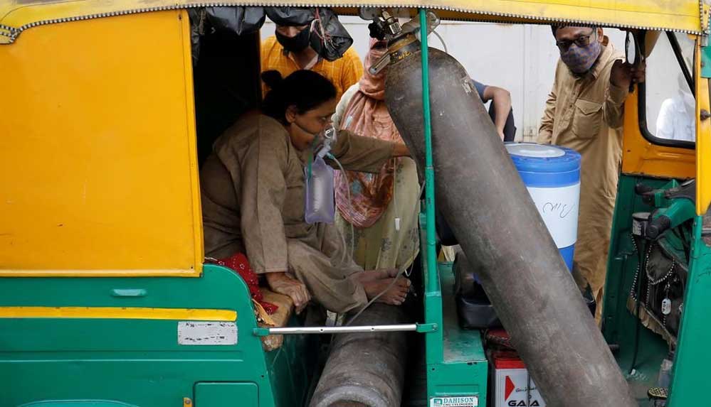 Sağlık sistemini felce uğrayan Hindistan'da meşhur çekçekler ambulansa dönüştü