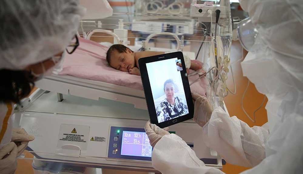Kovid-19-nedeniyle-40-günlük-ikizlerinden-ayrı-kalan-anneye-görüntülü-görüşme-sürprizi-1