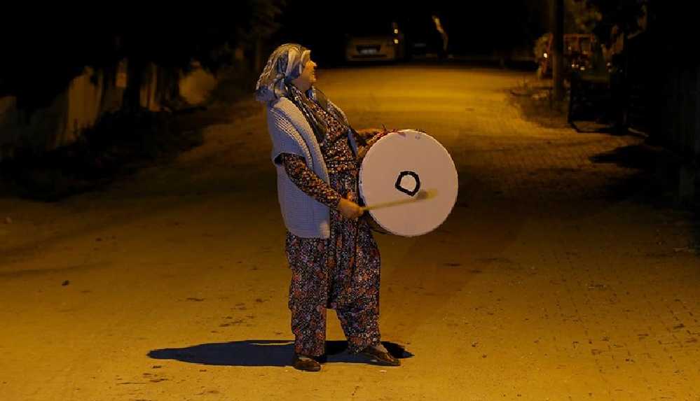 Köyün 'davulcu ablası' manileriyle sahura uyandırıyor