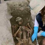 Kuşadası Kadı Kalesi kazılarında insan iskeletleri bulundu