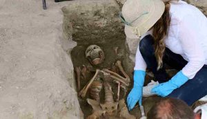 Kuşadası Kadı Kalesi kazılarında insan iskeletleri bulundu