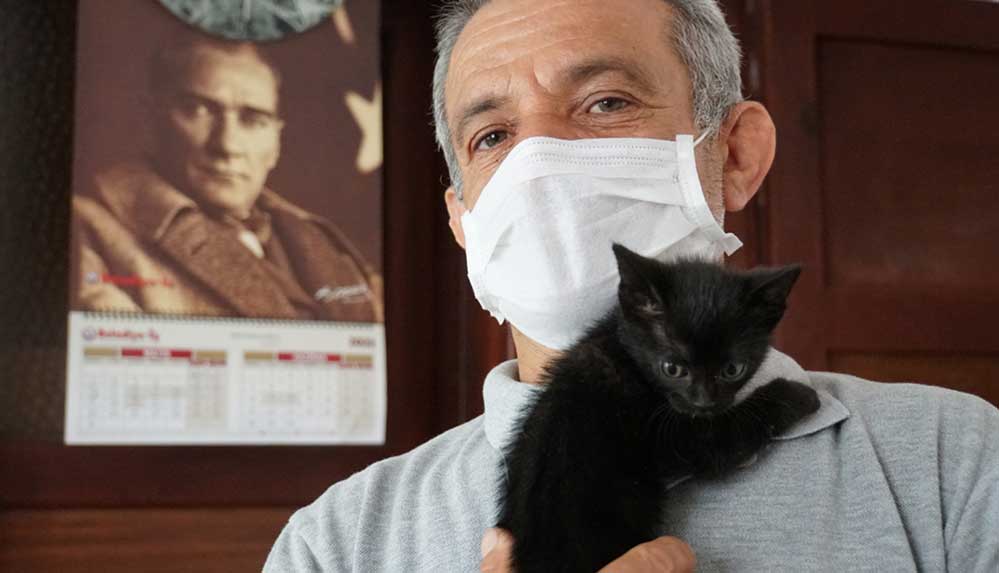 Mahsur kaldığı sarnıçtan kurtarılan kedi yavrusunu belediye personeli sahiplendi