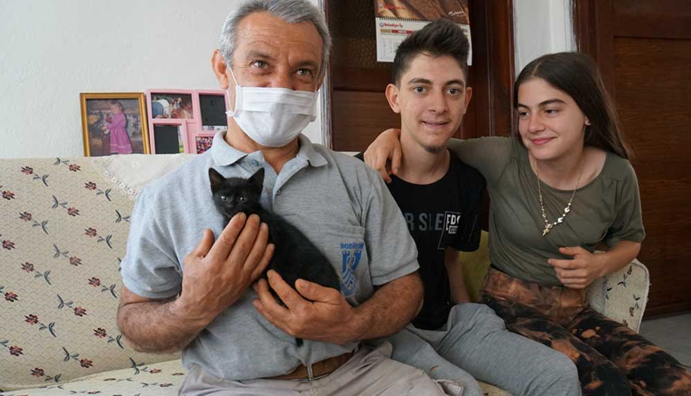 Mahsur kaldığı sarnıçtan kurtarılan kedi yavrusunu belediye personeli sahiplendi
