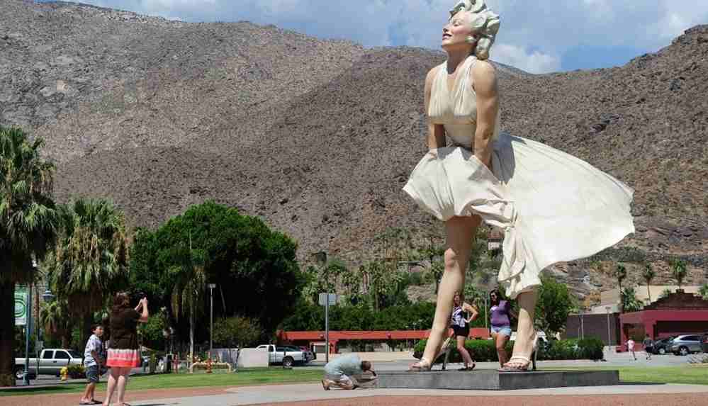 Marilyn Monroe heykeline etek altı fotoğraf tepkisi