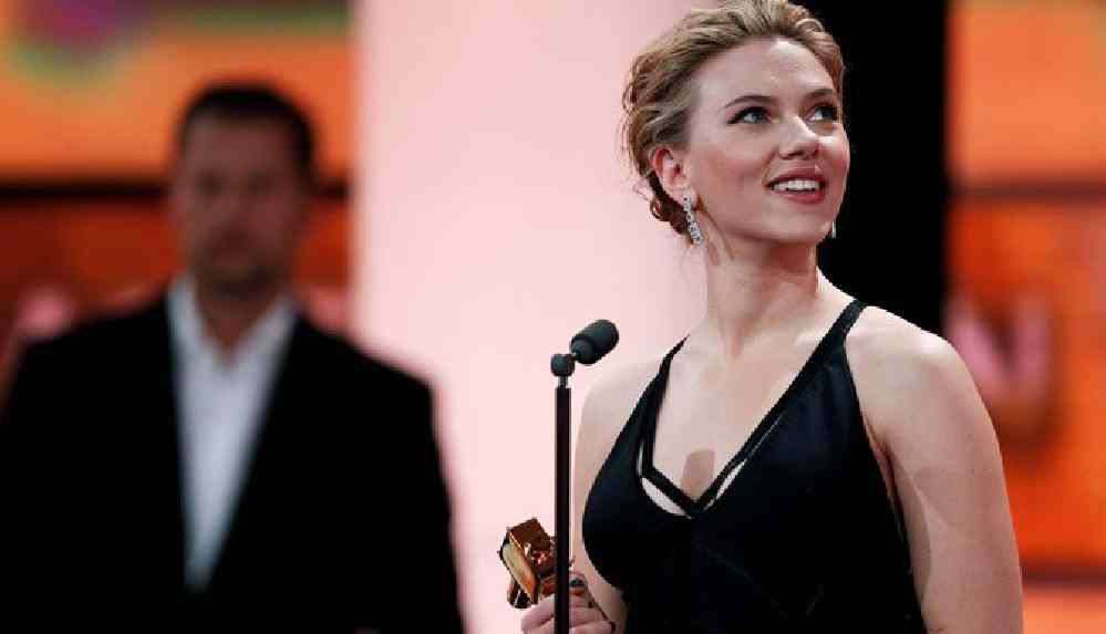 Oyuncu Scarlett Johansson'dan 'Altın Küre'den çekilme çağrısı