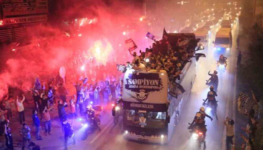 Şampiyon Adana Demirspor, tam kapanmada gece şehir turu attı