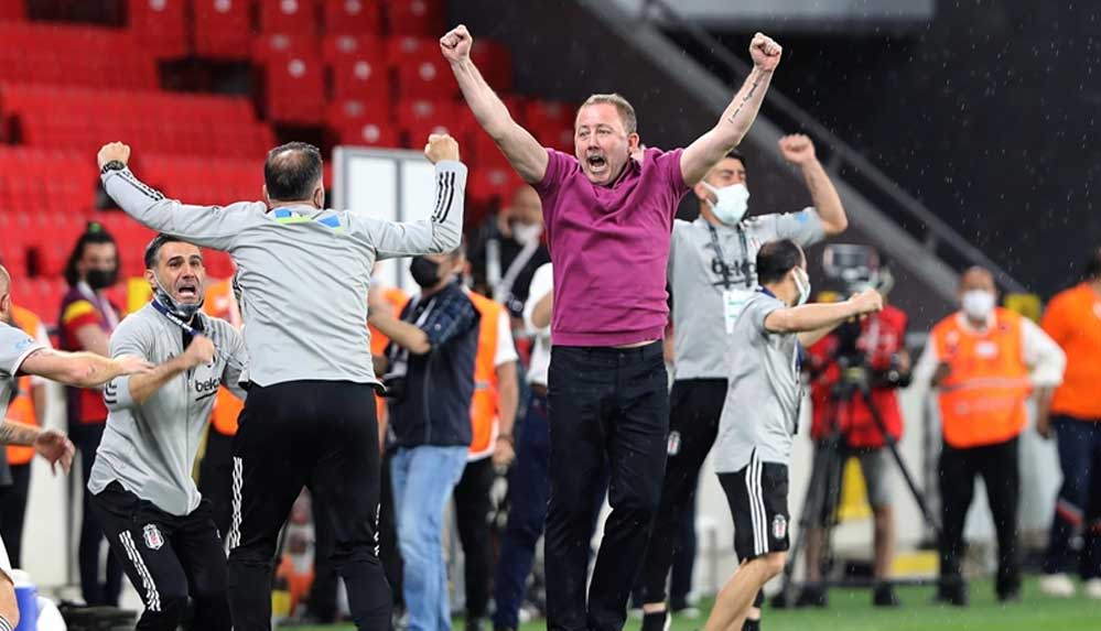 Sergen-Yalçın'ın-teknik-direktör-olarak-ilk-şampiyonluk-sevinci