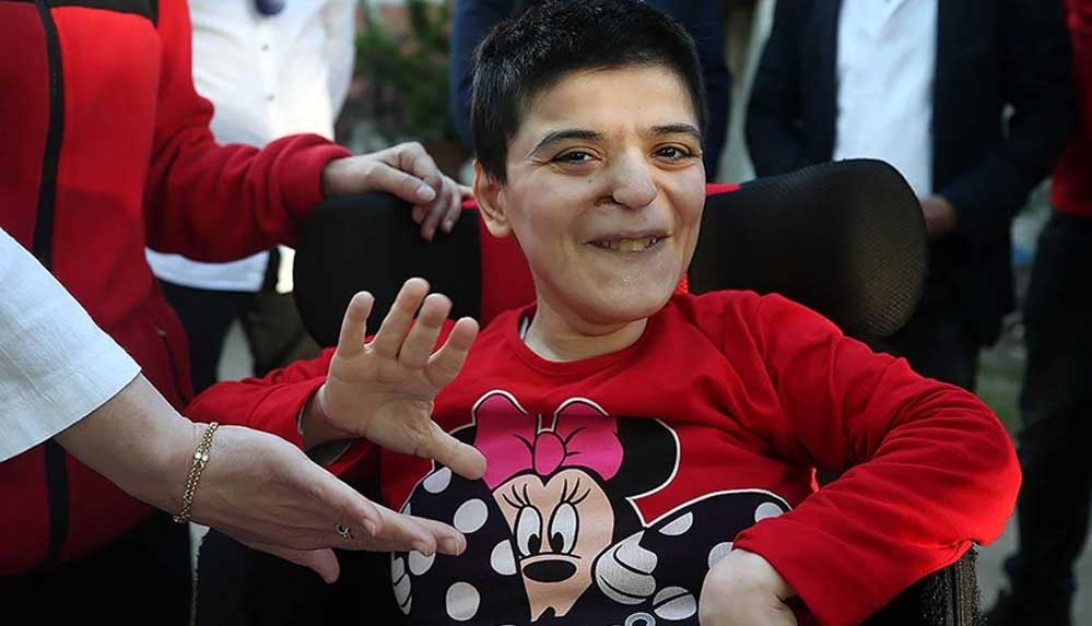 Tekerlekli-sandalye-hayali-kuran-engelli-Sevda'nın-yüzü-bayramda-güldü