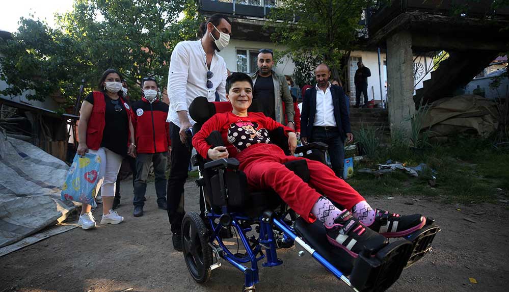 Tekerlekli sandalye hayali kuran engelli Sevda'nın yüzü bayramda güldü