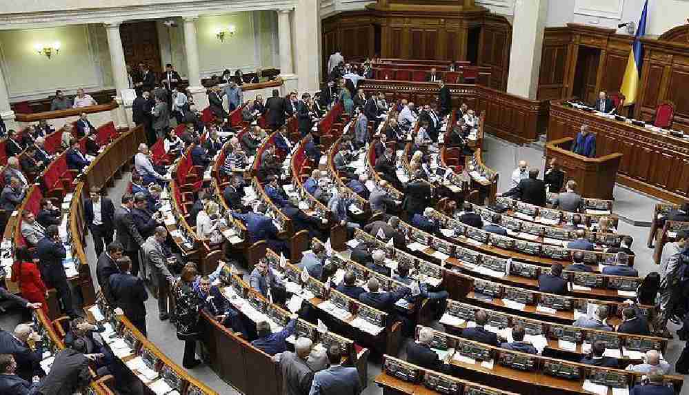 Yeterli aşı sağlayamayan Sağlık Bakanı görevden alındı