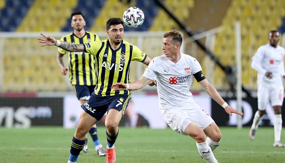 Sivasspor'a yenilen Fenerbahçe şampiyonluğa havlu attı