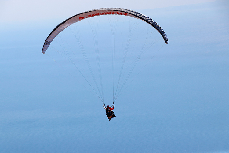 İşten eve "uçarak" gidiyor