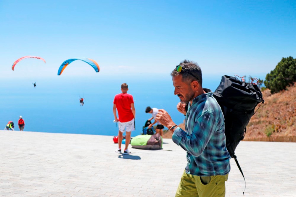 İşten eve "uçarak" gidiyor