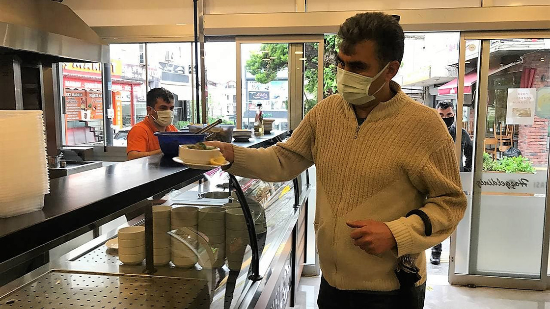 Restoran ve kafeler kademeli normalleşme kapsamında müşteri kabul etmeye başladı 3 Restoran ve kafeler kademeli normalleşme kapsamında müşteri kabul etmeye başladı