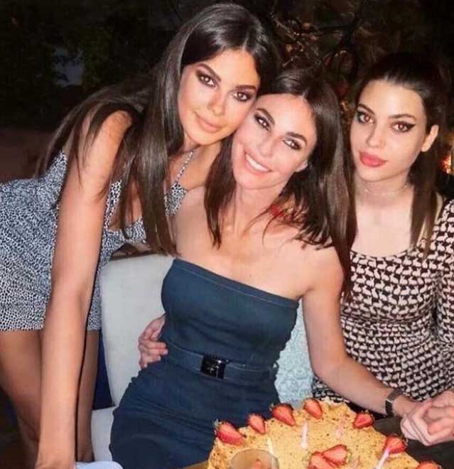 48 yaşındaki Defne Samyeli tatil pozlarıyla sosyal medyayı salladı