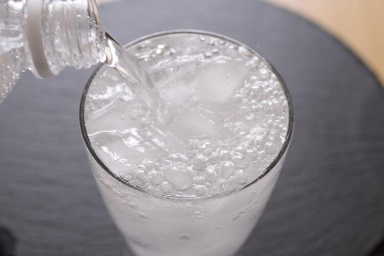 Sodalı yeşil çay ne işe yarar? İşte zayıflatan ve ödem attıran yeşil çay, soda ve limon tarifi...