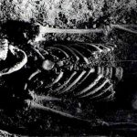 Ağzında kuşla gömülen çocuğun gizemi çözülemedi