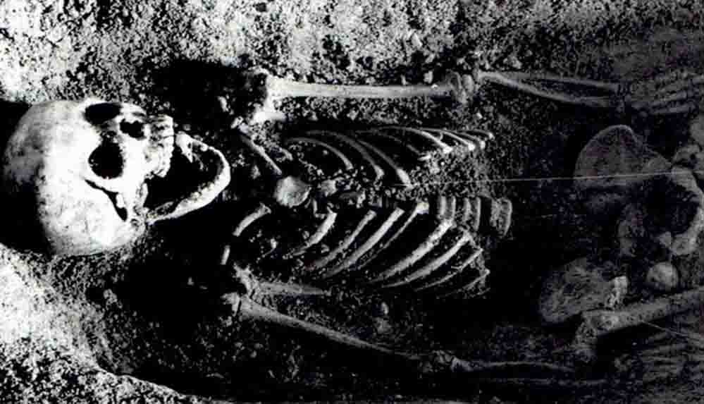 Ağzında kuşla gömülen çocuğun gizemi çözülemedi