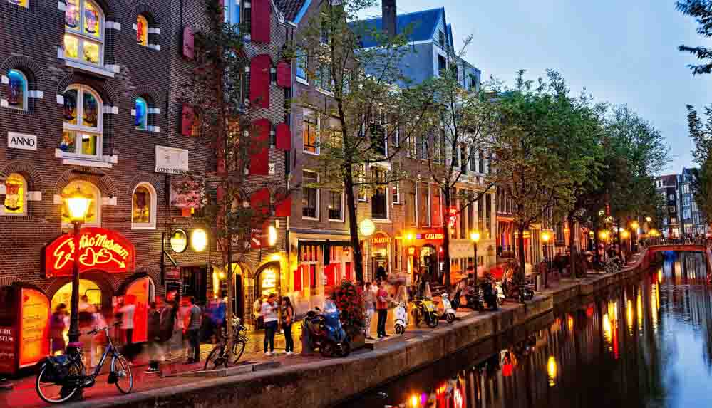 Amsterdam yetkililerinin turistlere mesaj: Tek derdiniz alkol, esrar ve Red Light ise hiç gelmeyin