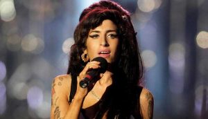 Amy Winehouse'un eşyaları bağımlılık sorunları olan gençler için müzayedeye çıktı