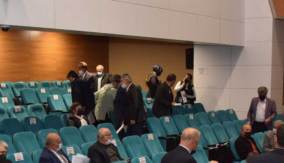 Atatürk'e-saldırıları-kınama-bildirisi,-ittifak-böldü--AKP'liler-salonu-terketti