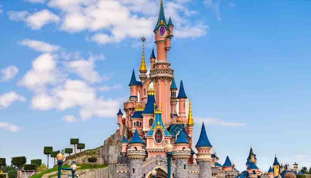 Disneyland Paris kapılarını yeniden açtı