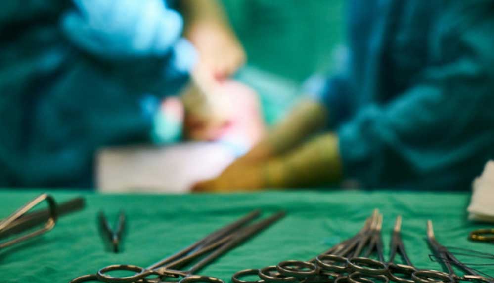 Doktor kılığına giren güvenlikçinin ameliyat ettiği kadın hayatını kaybetti 4 Doktor-kılığına-giren-güvenlikçinin-ameliyat-ettiği-kadın-hayatını-kaybetti