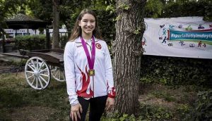 Dünya şampiyonu cimnastikçi Ayşe Begüm Onbaşı altın madalyasını Türk kadınlarına armağan etti