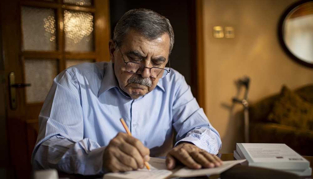 Emekli öğretmen, kanserden ölen eşi için yazdığı şiirleri besteleterek ölümsüzleştirdi 4 Emekli-öğretmen,-kanserden-ölen-eşi-için-yazdığı-şiirleri-besteleterek-ölümsüzleştirdi