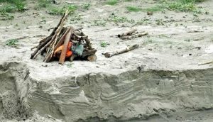 Hindistan’da şiddetli yağış Ganj Nehri'ndeki yüzlerce cesedi ortaya çıkardı
