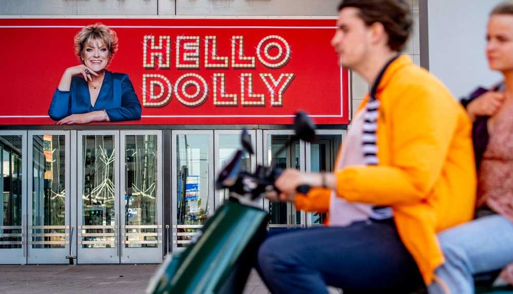 Hollanda'da gece yarısından itibaren tiyatrolar açıldı, bütün biletler tükendi 4 Hollanda'da-gece-yarısından-itibaren-tiyatrolar-açıldı,-bütün-biletler-tükendi