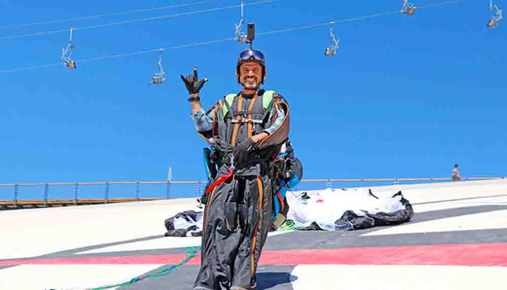 İşten eve uçarak gidiyor