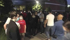 İzmir'deki aşı kuyruğu geceye de sarktı