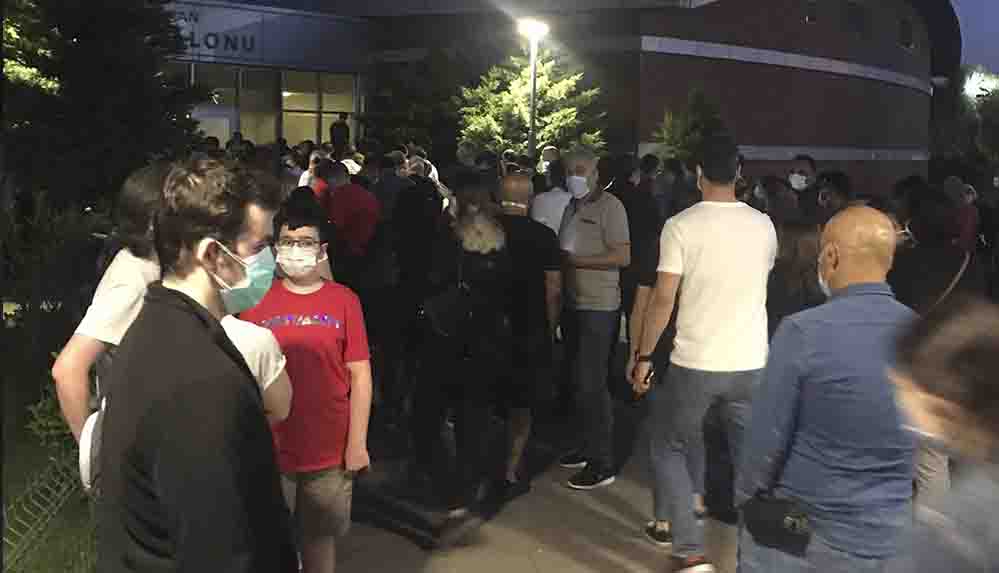 İzmir'deki aşı kuyruğu geceye de sarktı