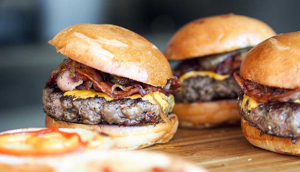 Polise bedava burger vermeyen restoranın 19 çalışanı gözaltına alındı