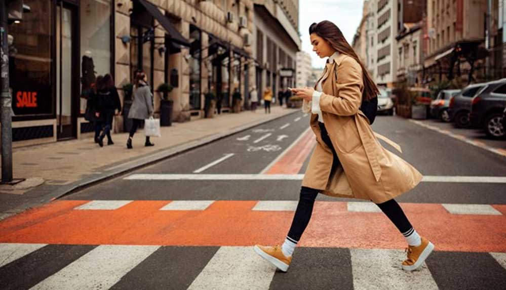 Polonya'da trafikte yayaların cep telefonu kullanması yasaklandı