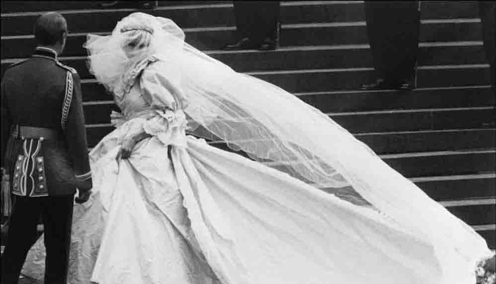 Prenses Diana'nın ikonik gelinliği sergileniyor