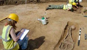 Roma mezarlığında kafası kesilmiş 17 iskelet bulundu