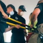 Seks-uzmanı,-'kıstırılma'-fetişini-gösterirken-sandalyeye-sıkıştı