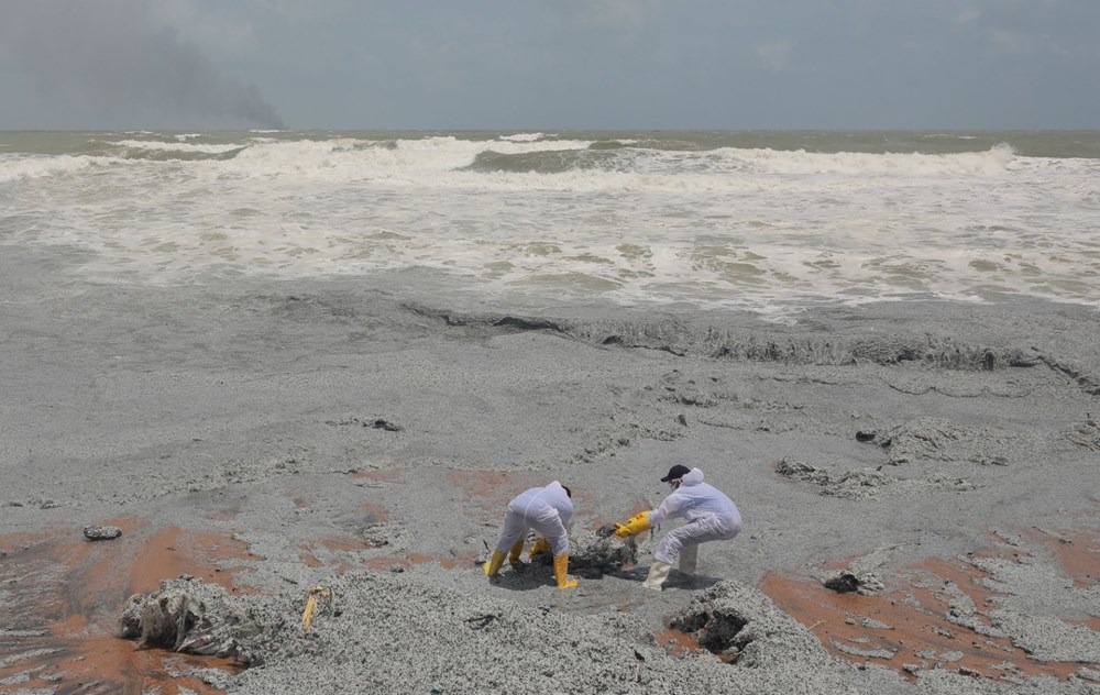 Sri Lanka sahilleri plastik kar örtüsüyle kaplandı