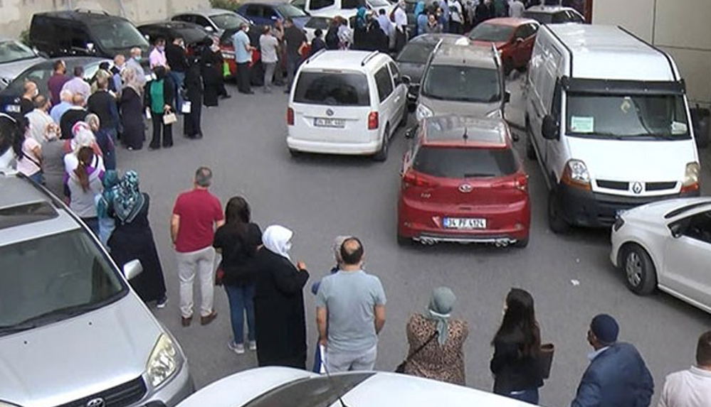 Yurttaşların hastane önündeki 'aşı kuyruğu' isyanı Aynı anda bin kişiye randevu vermişler, bu ne rezillik!