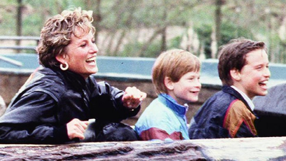Prens William ve Harry, anneleri Prenses Diana'nın heykelini açacak