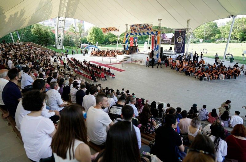 Çocukluğunda tedavi için geldiği üniversiteden birincilikle mezun oldu