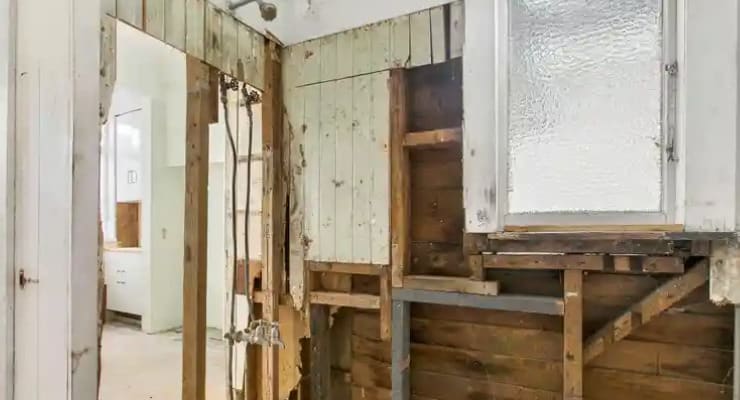 Çürümeye yüz tutmuş üç odalı ev 12,43 milyon liraya alıcı buldu