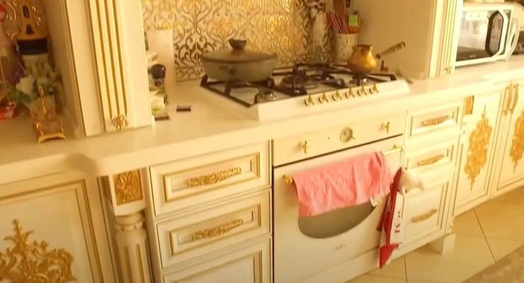 Polise yönelik rüşvet operasyonunda baskın yapılan villada altın kaplama tuvalet bulundu