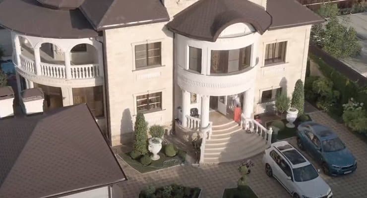 Polise yönelik rüşvet operasyonunda baskın yapılan villada altın kaplama tuvalet bulundu